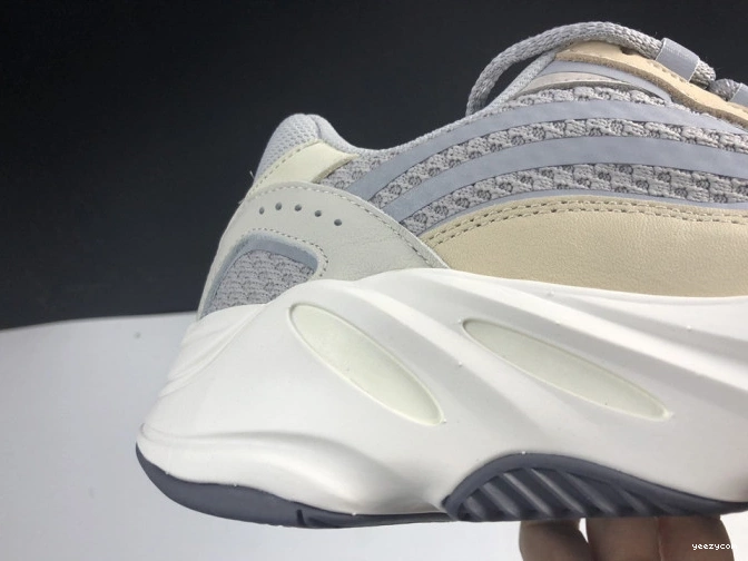 Yeezy Cream 700 Adidas GY7924 V2 Cream Boost 1012